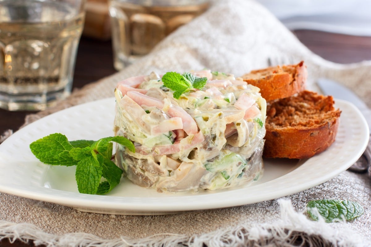 Schneller Fleischsalat mit Gurken und eingelegten Pilzen