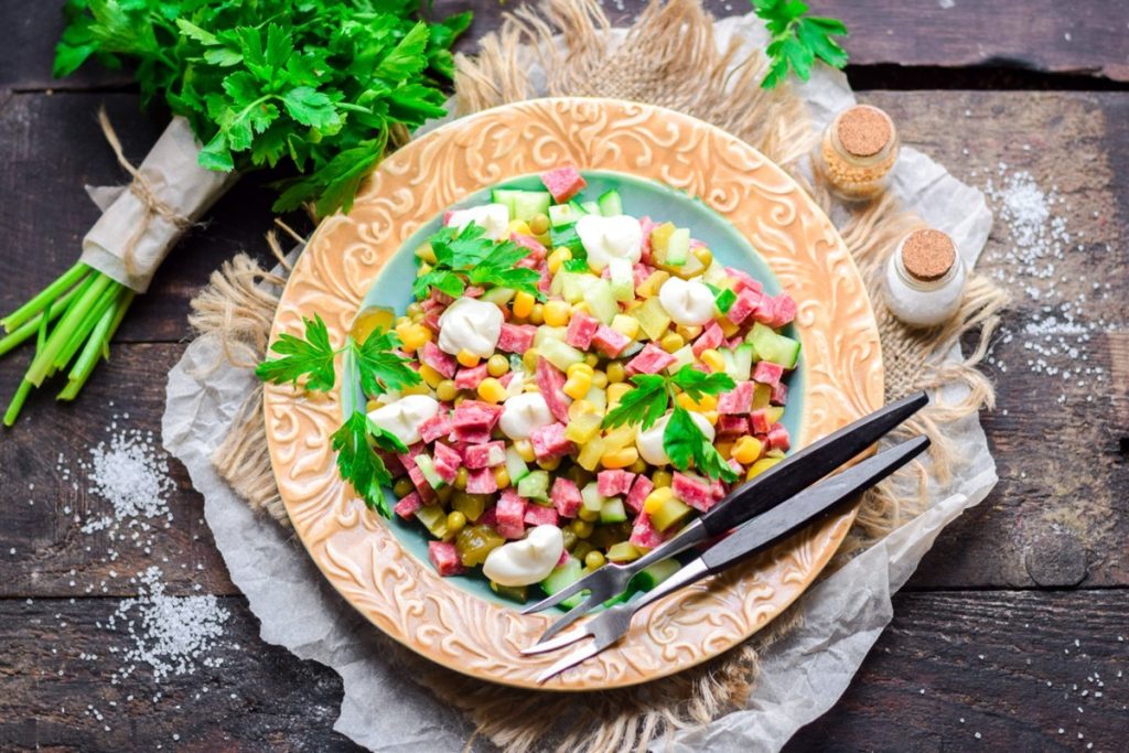 Schneller Gurkensalat mit Wurst, Mais und Erbsen