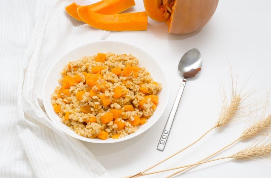 Schneller Haferbrei mit Kürbis und Milch zum Frühstück