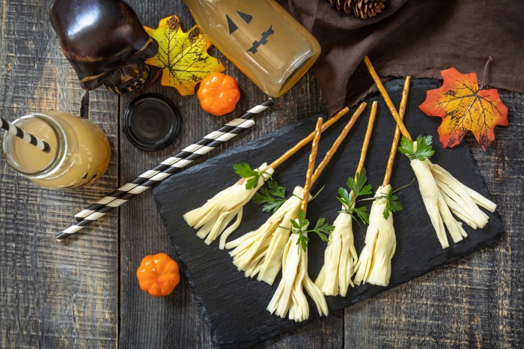 Schneller Halloween Snack mit Käse und Salzstangen für Party