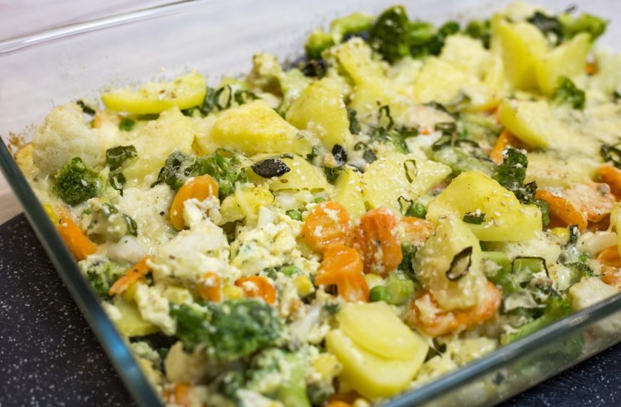 Schneller Kartoffelauflauf mit Kaisergemüse, Gouda und Sahne
