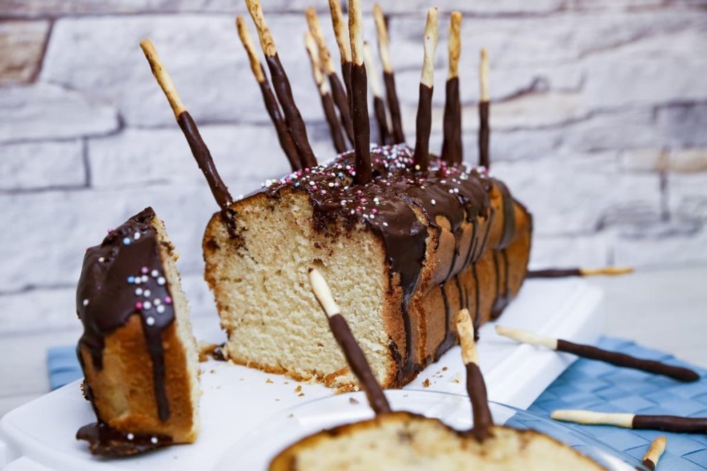 Schneller Kastenkuchen mit Schokolade und Mikadostäbchen