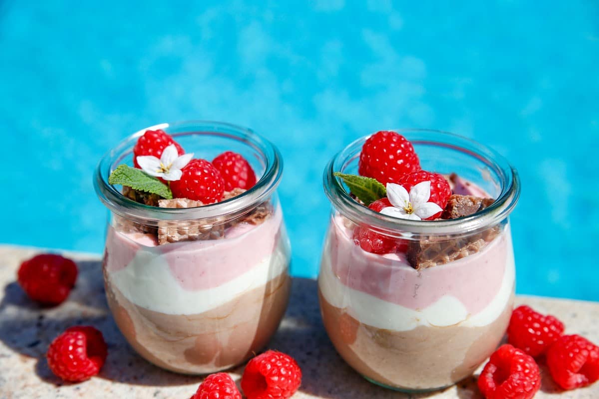 Schneller Nachtisch im Glas mit Himbeeren und Schokolade