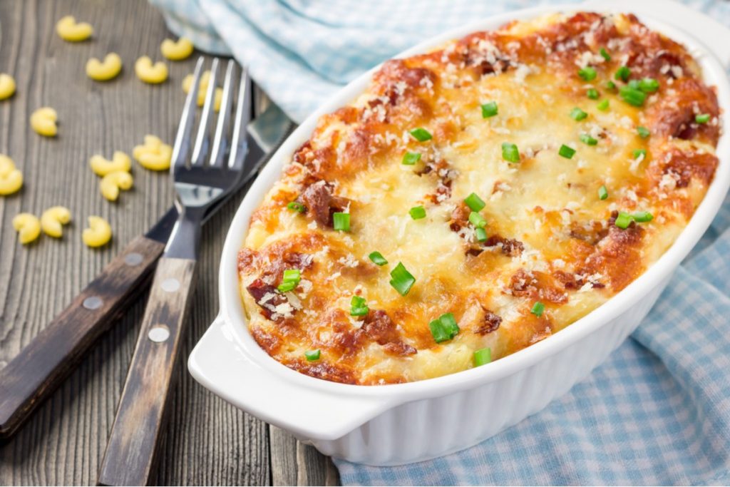 Schneller Nudelauflauf mit Thunfisch, Tomatensauce und Käse