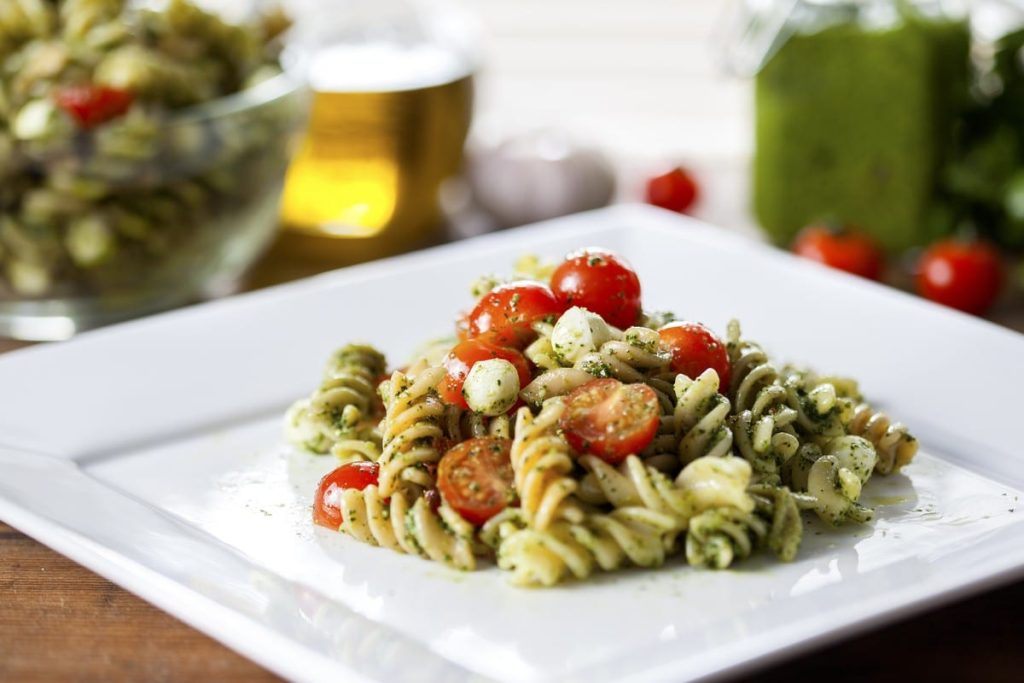 Schneller Nudelsalat mit Rucola Pesto, Walnüssen und Tomaten