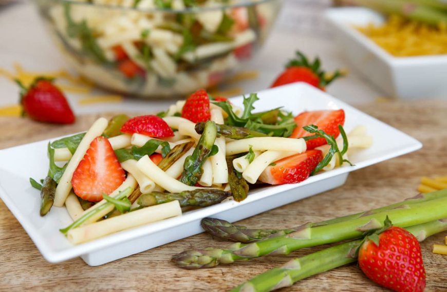 Schneller Nudelsalat mit Spargel, Rucola und Erdbeeren