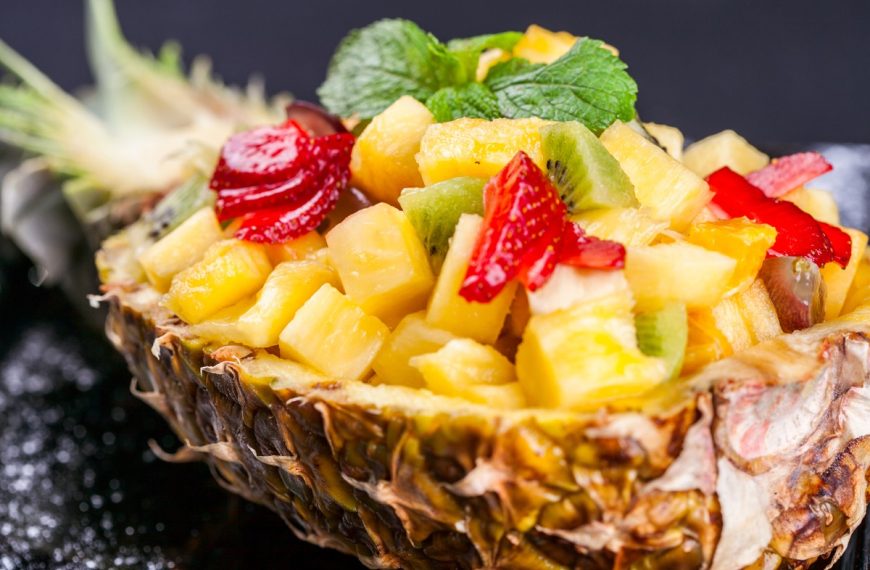 Schneller Obstsalat Nachtisch mit Sahne und Orangenlikör