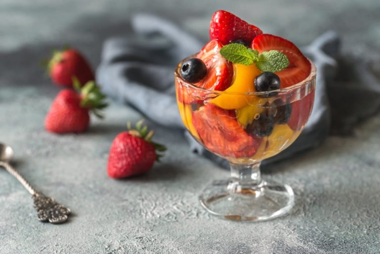 Schneller Obstsalat Nachtisch mit Sahne und Orangenlikör