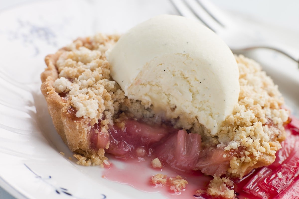 Schneller Rhabarber Crumble mit Erdbeeren und Vanilleeis