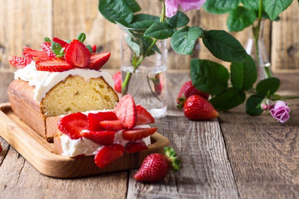 Schneller Rührkuchen mit Frischkäse Frosting und Erdbeeren