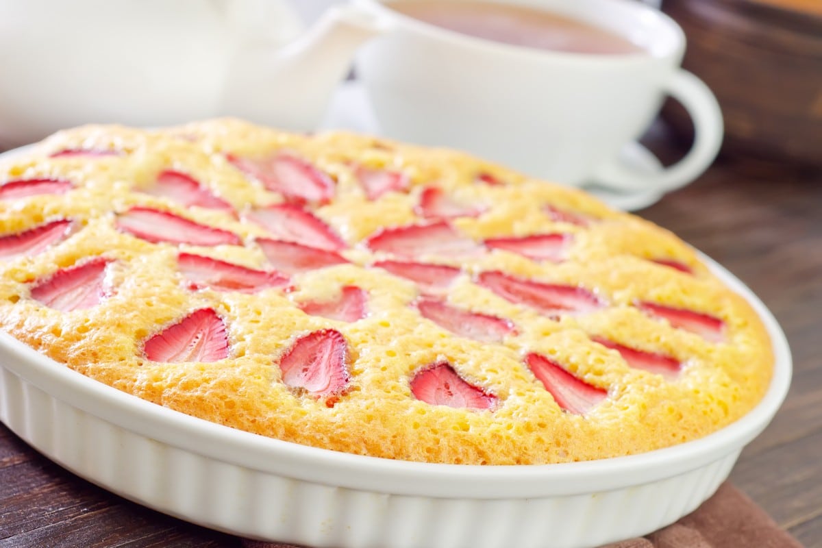 Schneller Sommerkuchen mit Erdbeeren und Buttermilch