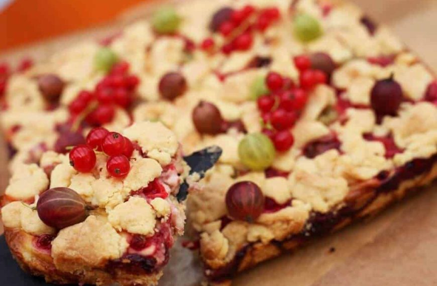 Schneller Streuselkuchen mit Johannisbeeren und Stachelbeeren