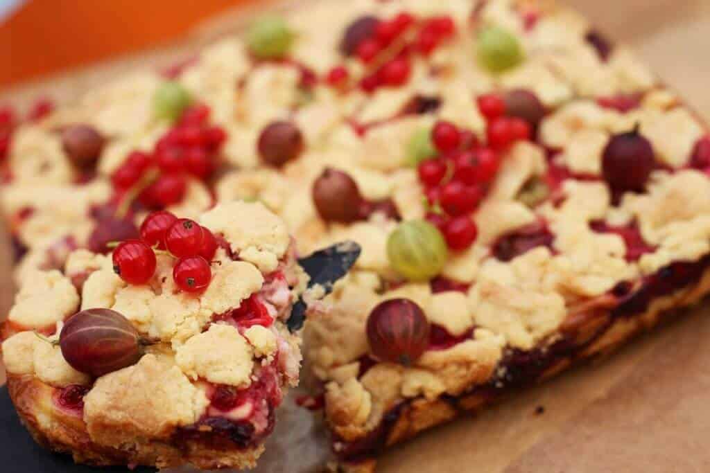 Schneller Streuselkuchen mit Johannisbeeren und Stachelbeeren