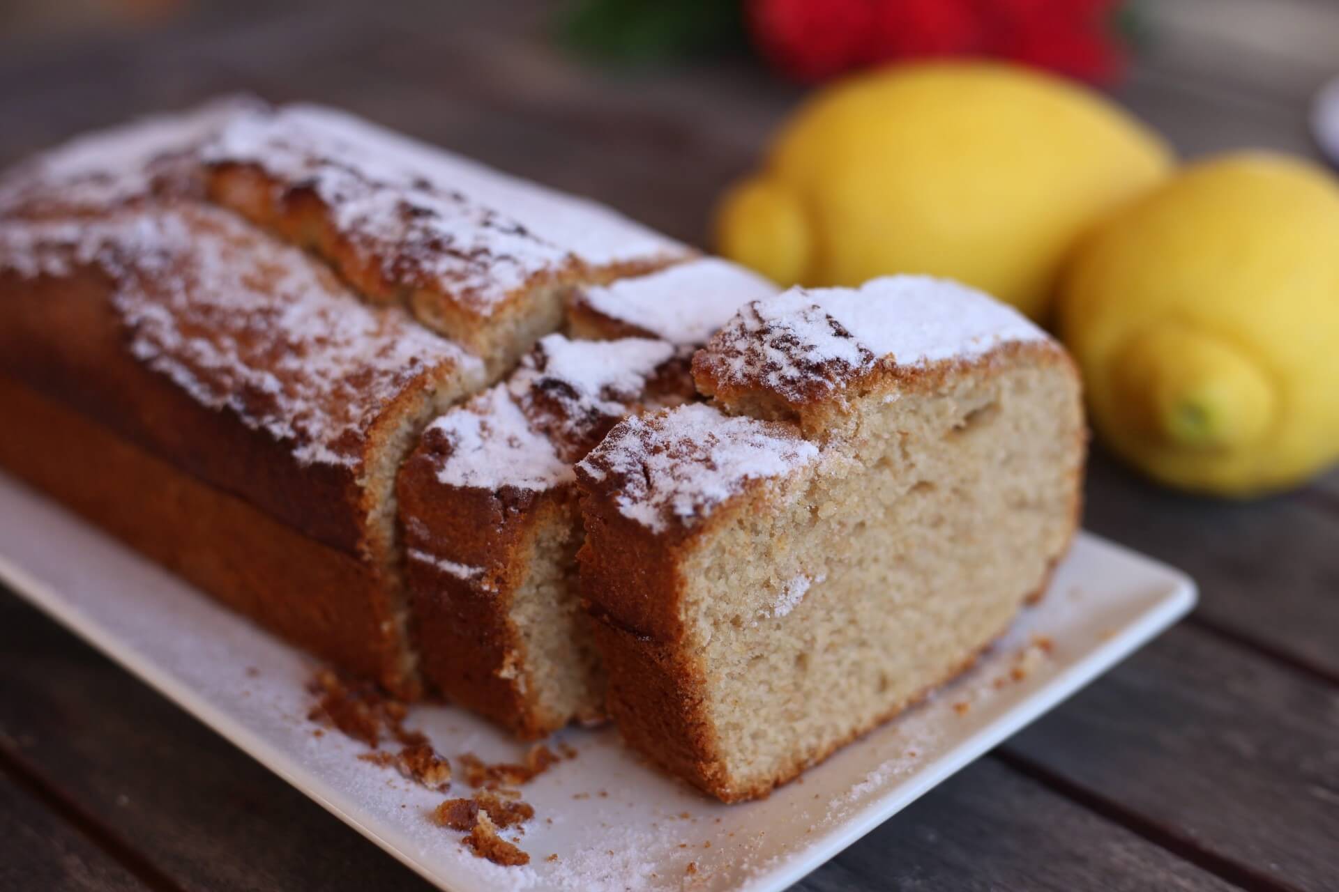 Zitronenkuchen mit Zitronenglasur in Kastenform