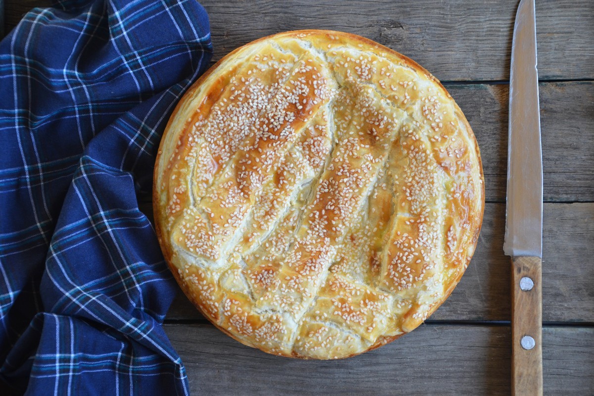 Schneller herzhafter Kuchen mit Schinken und Käse