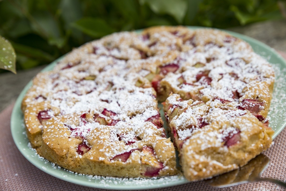 Schneller und saftiger Rhabarberkuchen aus einem lockeren Teig