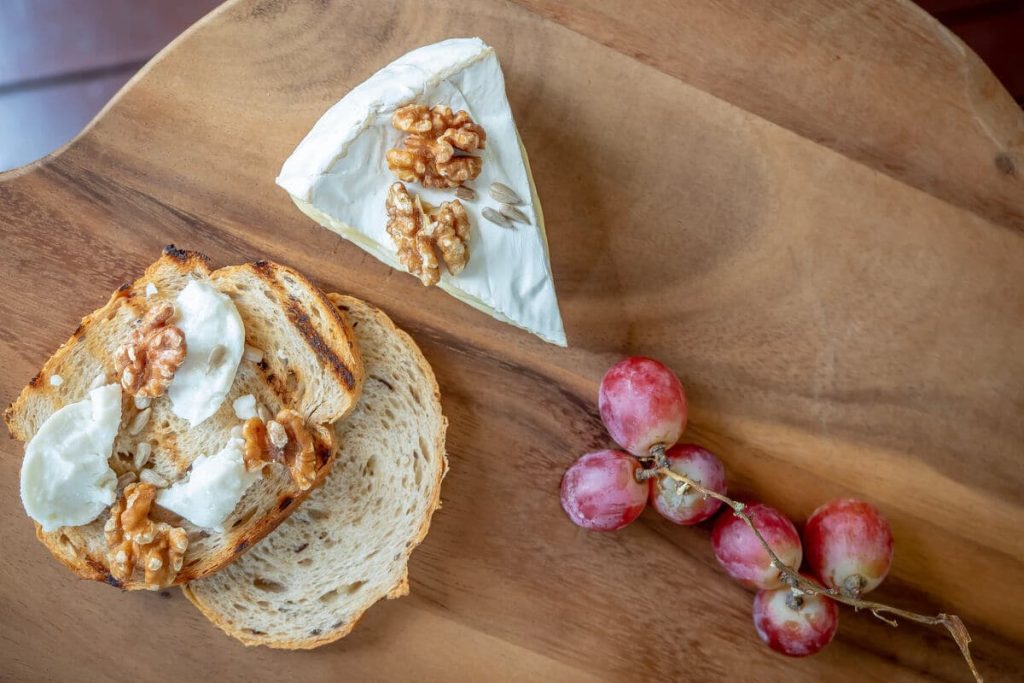 Schnelles Abendbrot mit Weintrauben und Käse