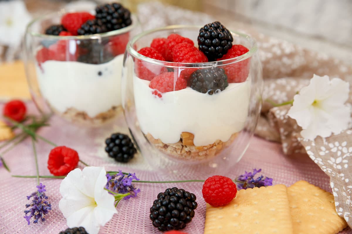 Schnelles Beeren Dessert im Glas mit Keksen