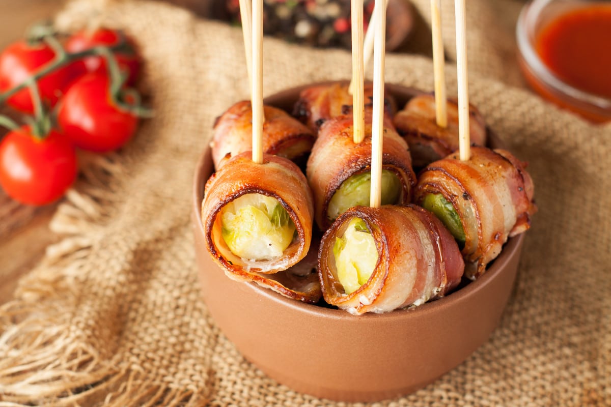 Schnelles Fingerfood Rezept mit Rosenkohl und Speck