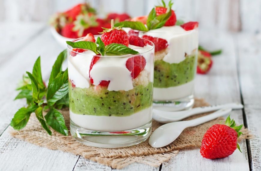 Schnelles Mascarpone Schichtdessert mit Kiwi und Erdbeeren
