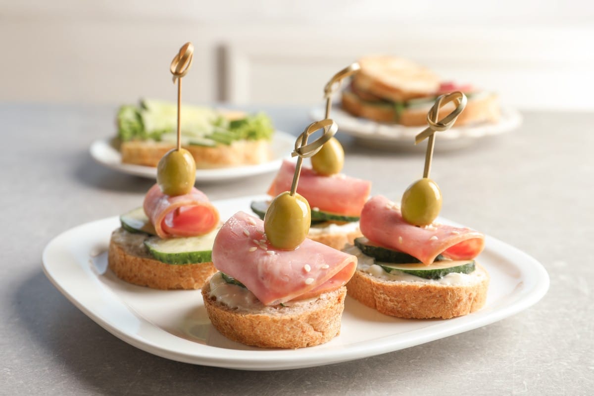 Schnelles Rezept für Canapés mit Schinken und Gurken auf Baguette