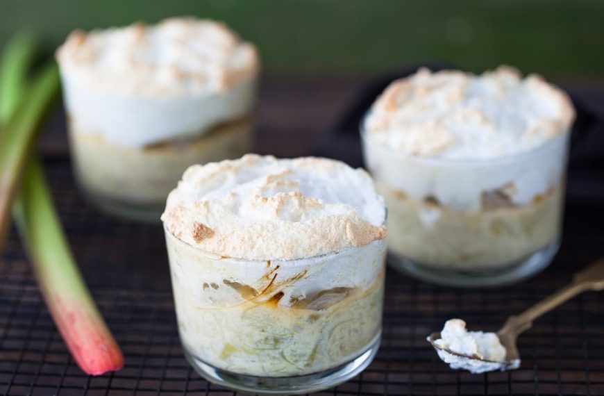 Schnelles Rhabarber Dessert mit Baiser, Zitronen und Frischkäse