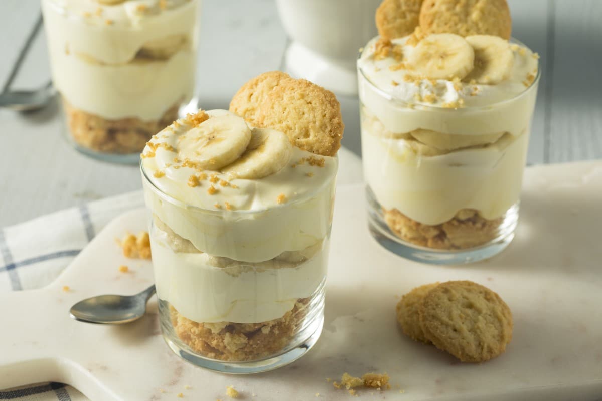 Schnelles Schichtdessert mit Bananen und Keksen im Glas