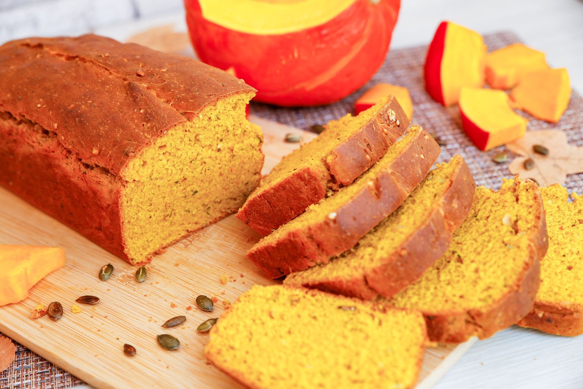 Schnelles herzhaftes Kürbisbrot mit Olivenöl und Kürbiskernen