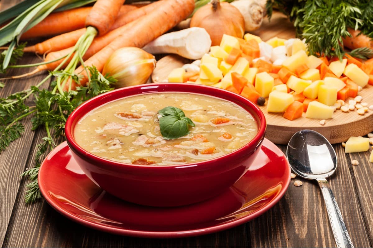 Schnellste Erbsensuppe mit Gemüse und Räucherrippchen