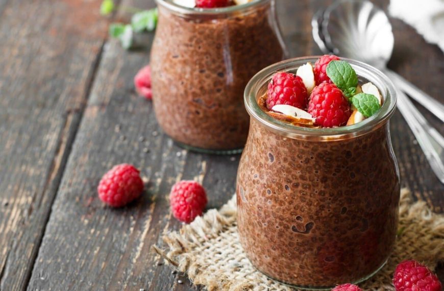 Schoko Chia Pudding aus Mandeldrink mit frischen Himbeeren