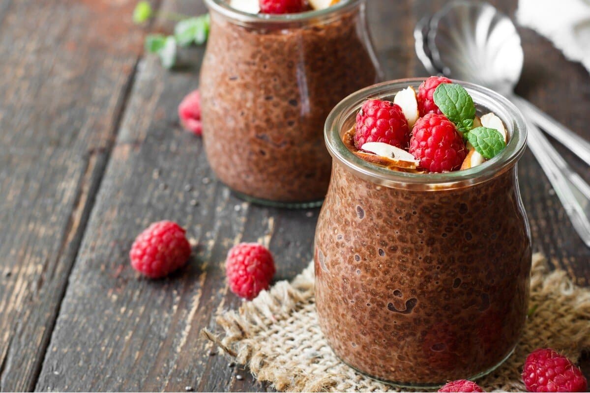 Schoko Chia Pudding aus Mandeldrink mit frischen Himbeeren