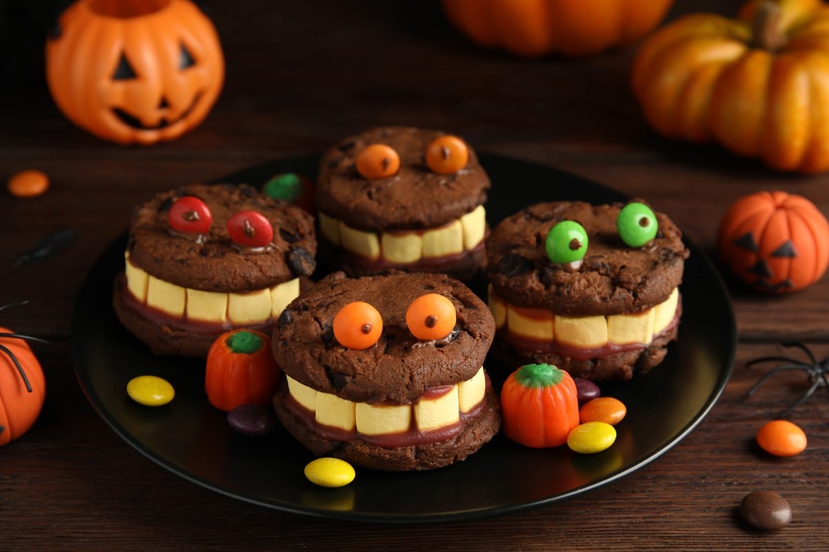 Schoko Cookies mit Marshmallows für Halloween Party