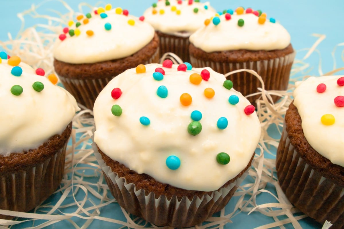 Schoko Cupcakes mit Frosting zum Karneval