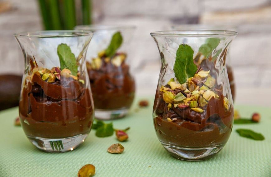 Schoko Dessert mit Avocado und Kokosmilch