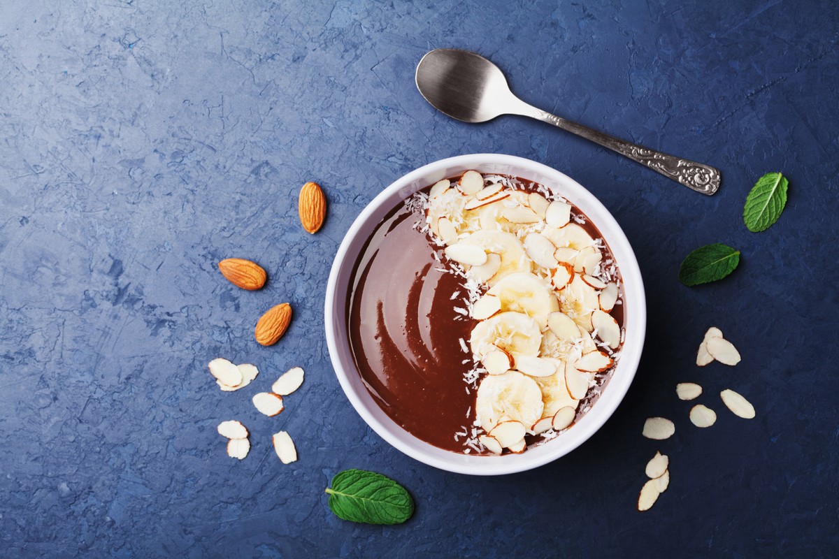 Schoko Smoothie Bowl mit Erdbeeren