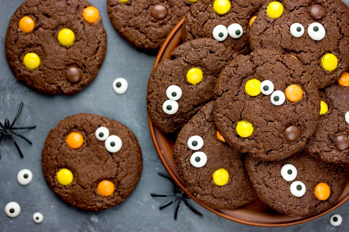 Schokocookies mit Smarties und Zuckeraugen zu Halloween