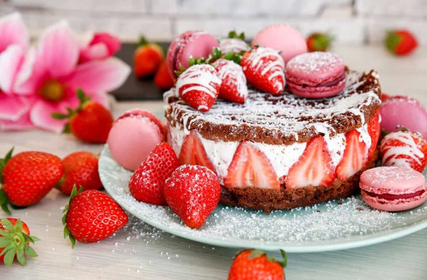 Schokokuchen mit Erdbeeren und Sahnecreme zum Muttertag