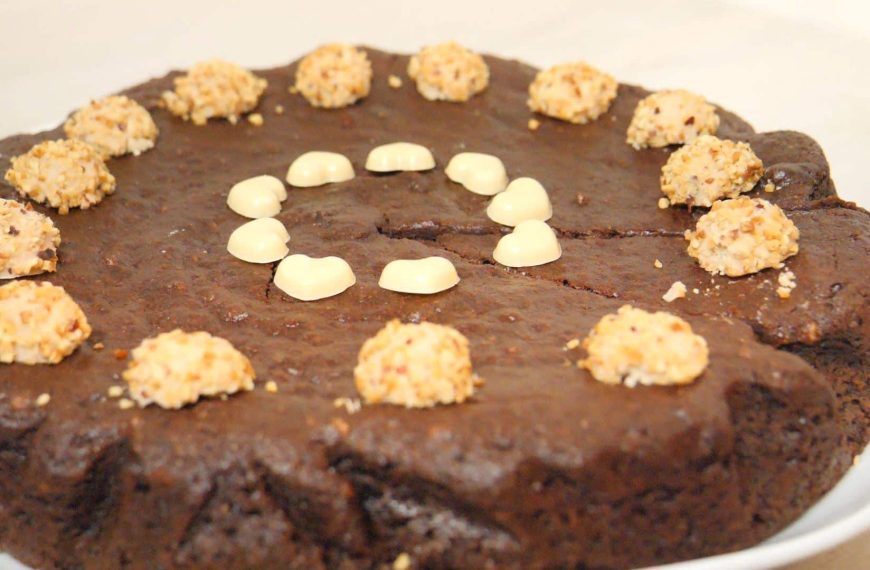 Schokokuchen mit Mandeln und Giotto Pralinen