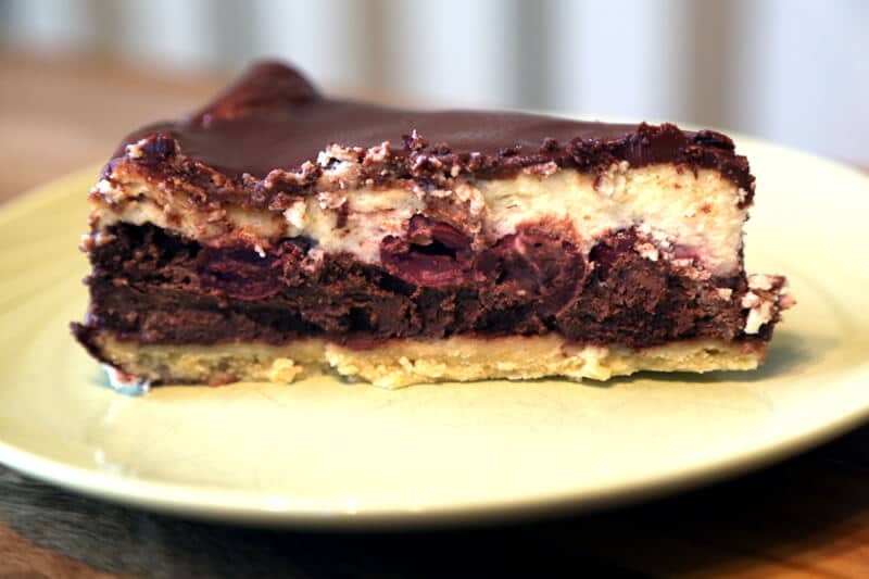 Schokoladen Käsekuchen mit Kirschen und Quark