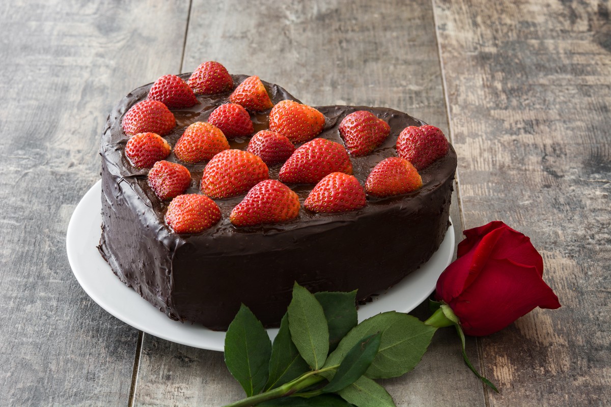 Schokoladenkuchen Herz mit Erdbeeren zum Muttertag oder Valentinstag