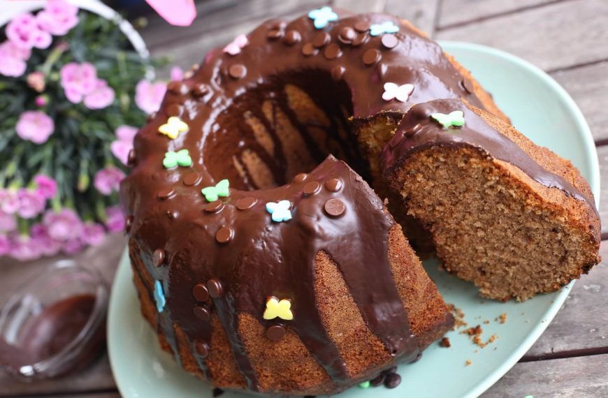 Schokoladenkuchen im Gugelhupfform mit Kuvertüre