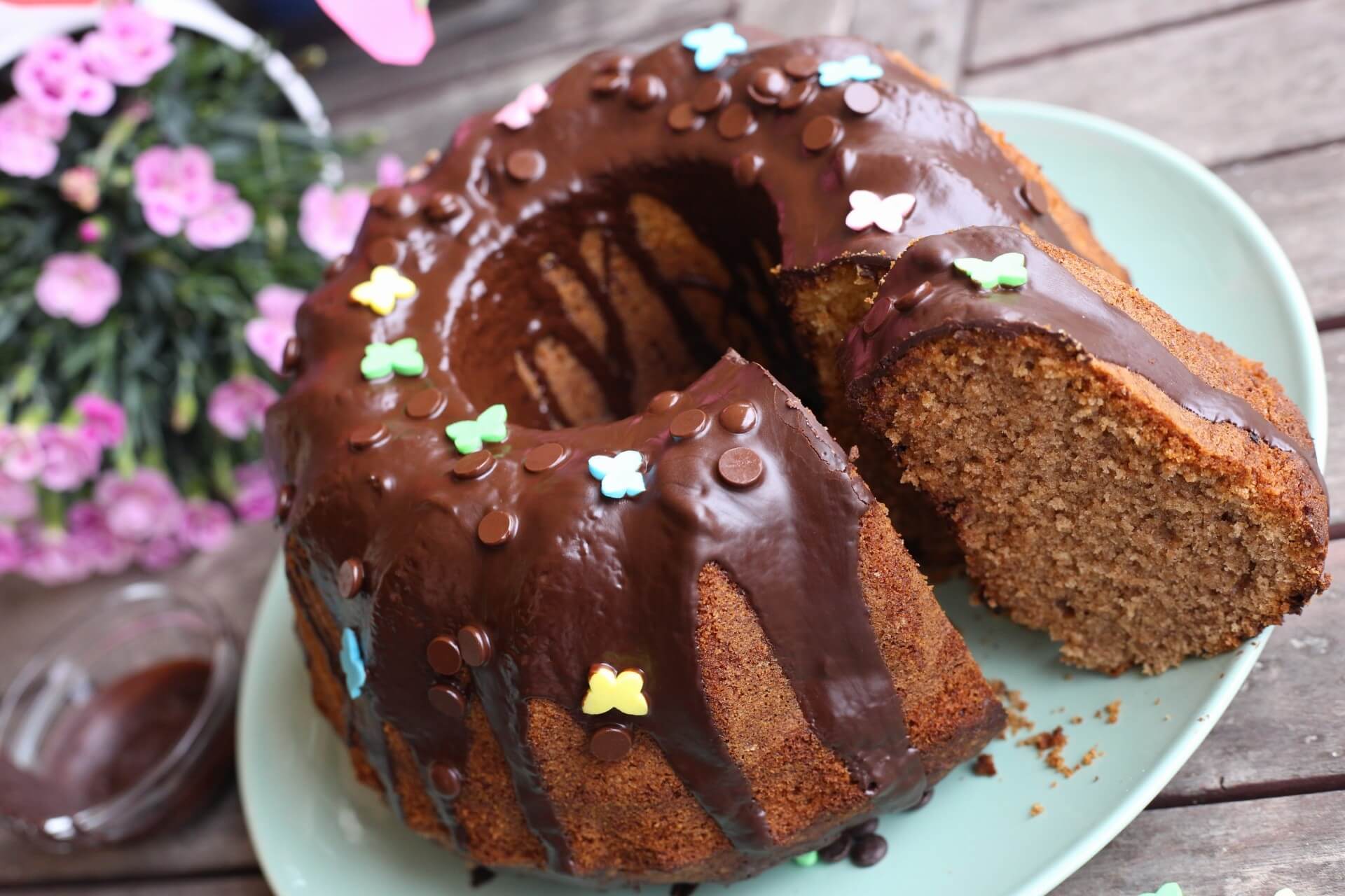 Schokoladenkuchen im Gugelhupfform mit Kuvertüre