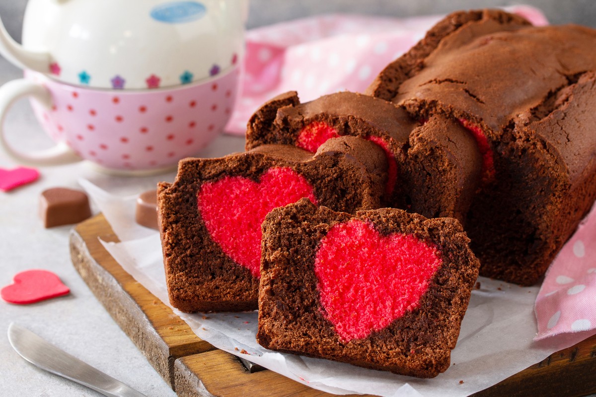 Schokoladenkuchen mit Herzen zum Valentinstag