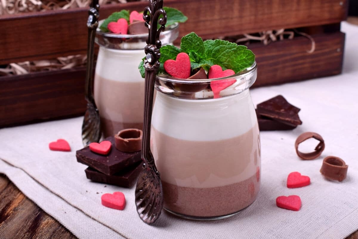 Schokoladenmousse mit weißer und dunkler Schokolade zum Muttertag
