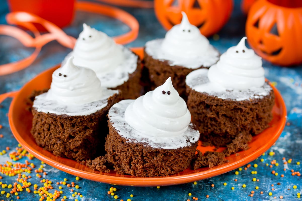 Schokoladige Halloween Brownie mit Zimt und Baiser Gespenstern