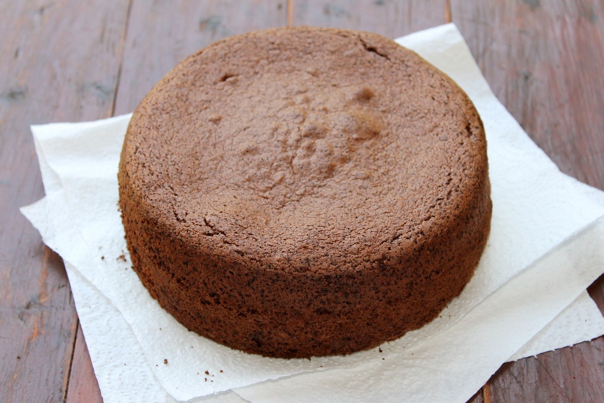 Schokoladiger Kuchenboden mit Kakao und Milchmädchen