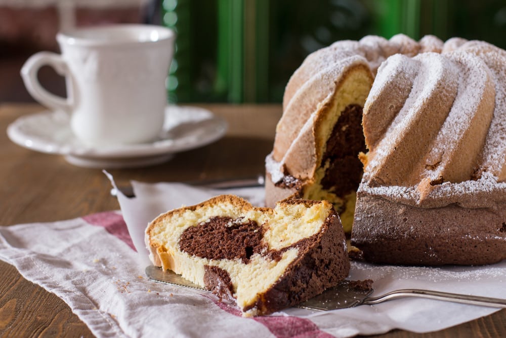 Schokoladiger Marmorkuchen mit Puderzucker im Gugelhupf