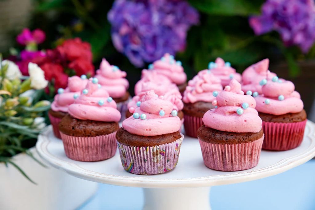 Schokomuffins mit Sahne und Paradiescreme zum Kindergeburtstag