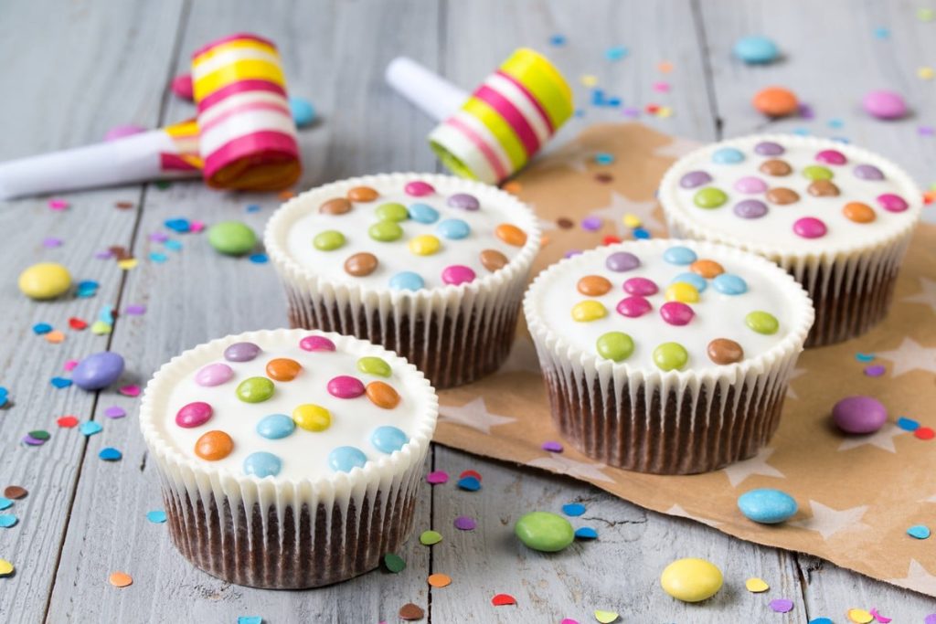 Amerikaner mit Zuckerglasur, Konfetti und Smarties