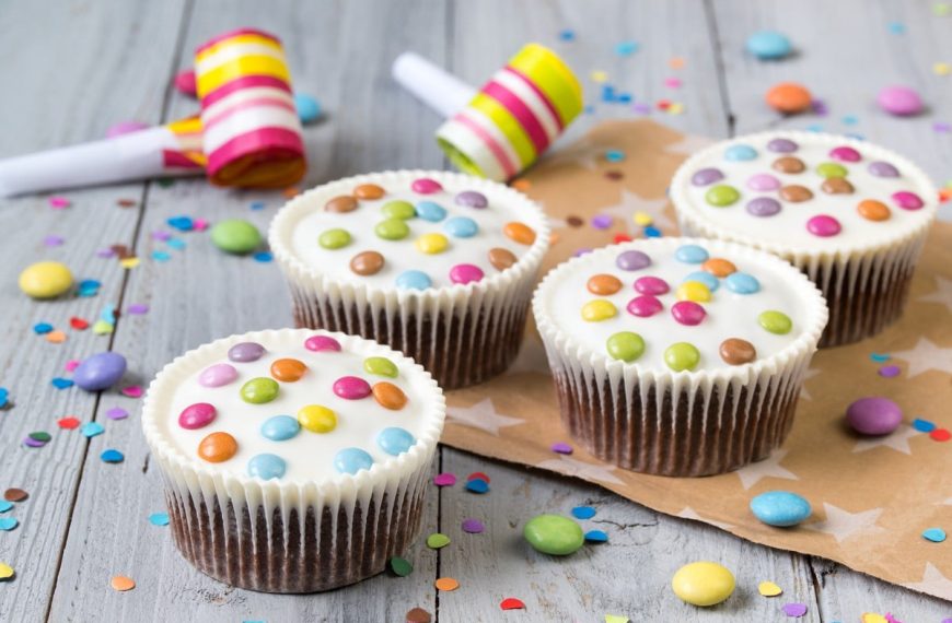 Schokomuffins mit Smarties und weißer Schokolade